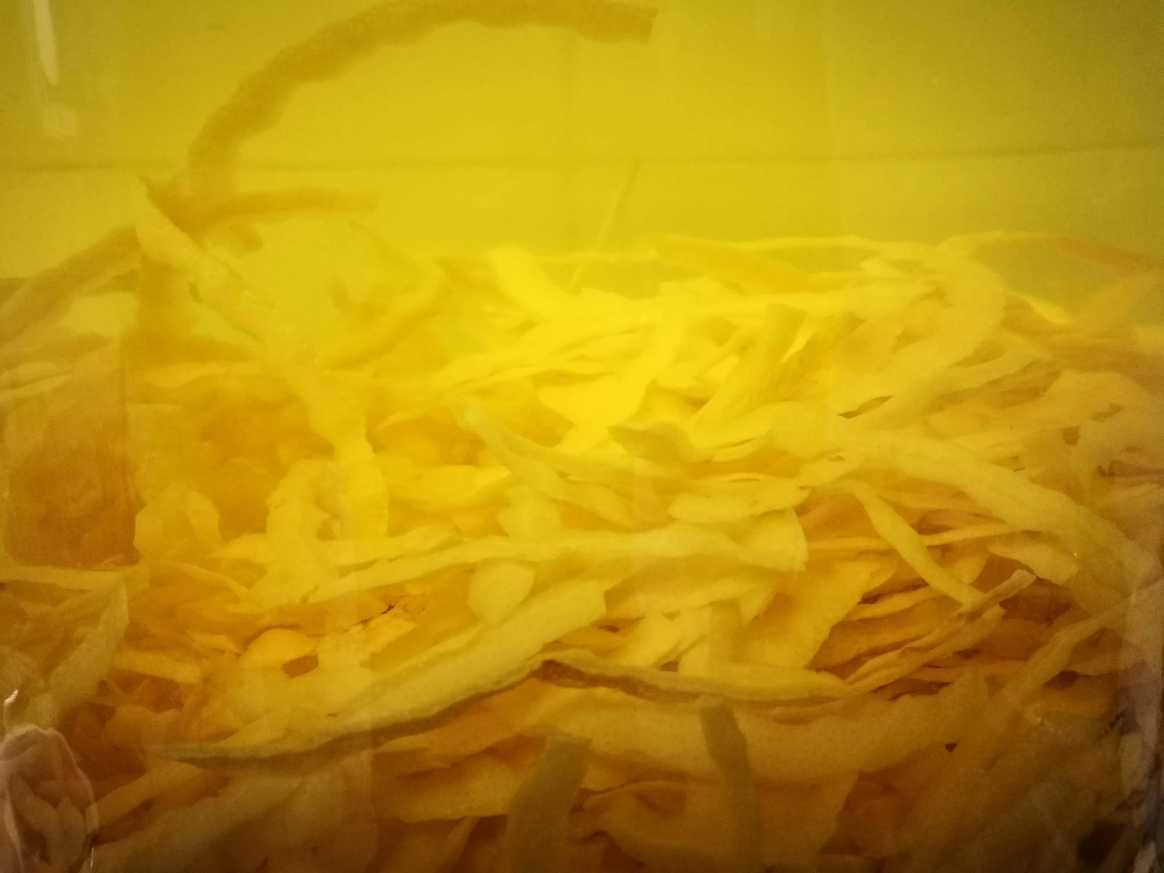 piel de limon pelado y puesto a macerar como proceso de preparacion del limoncello