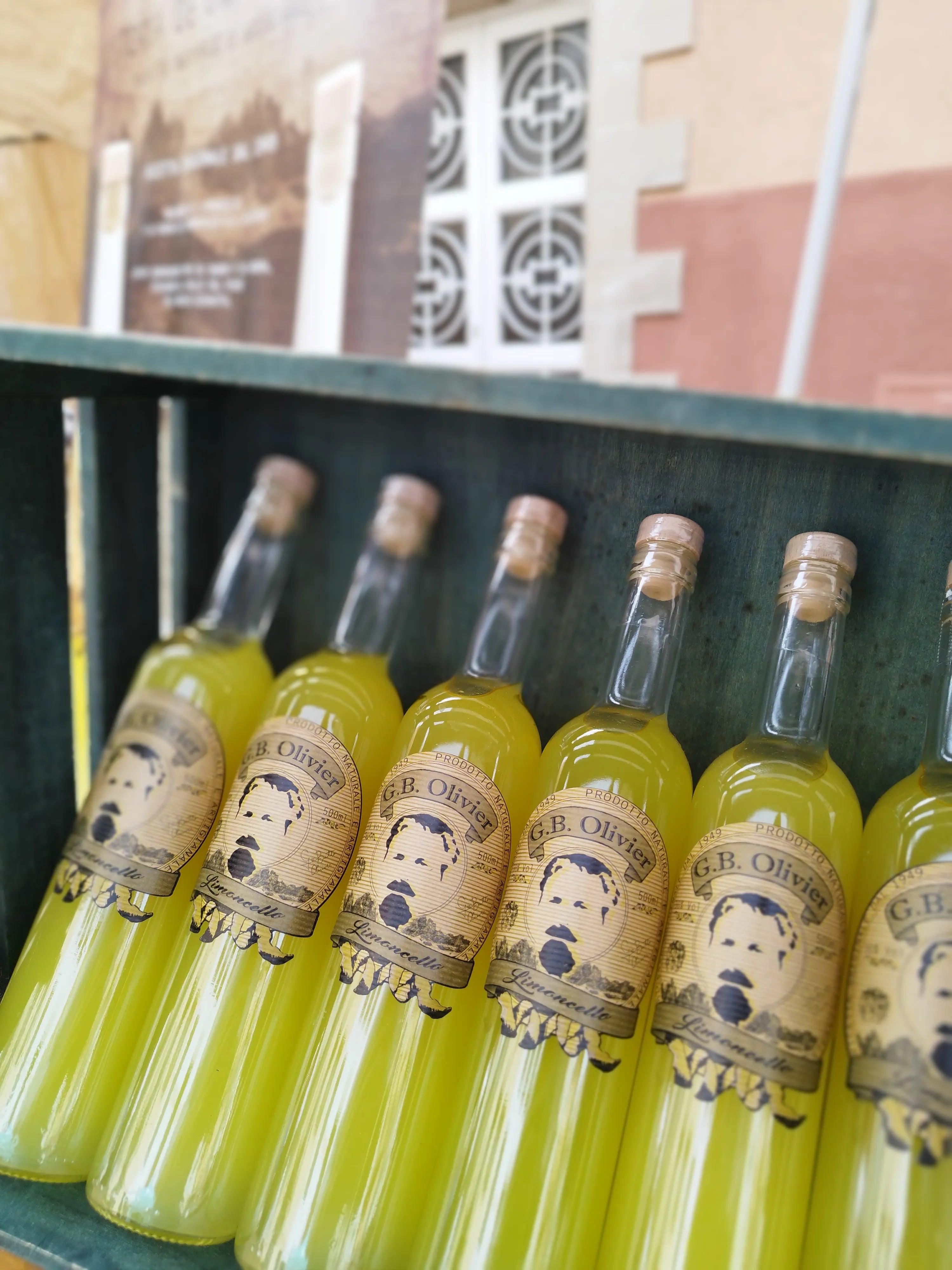 Caja madera con seis botellas de limoncello artesano y natural olivier
