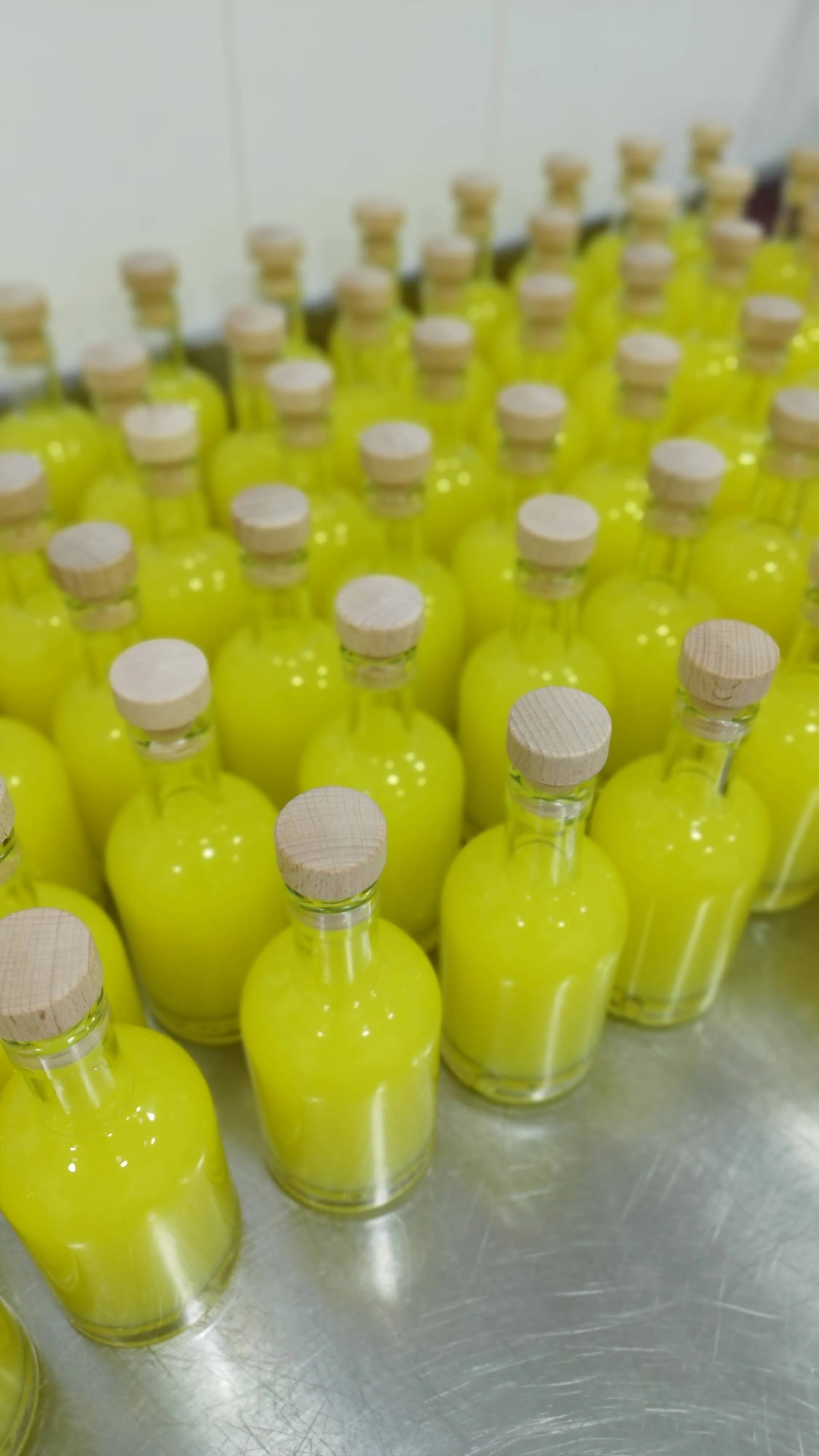 botellas limoncello artesanal produccion natural preparacion olivier