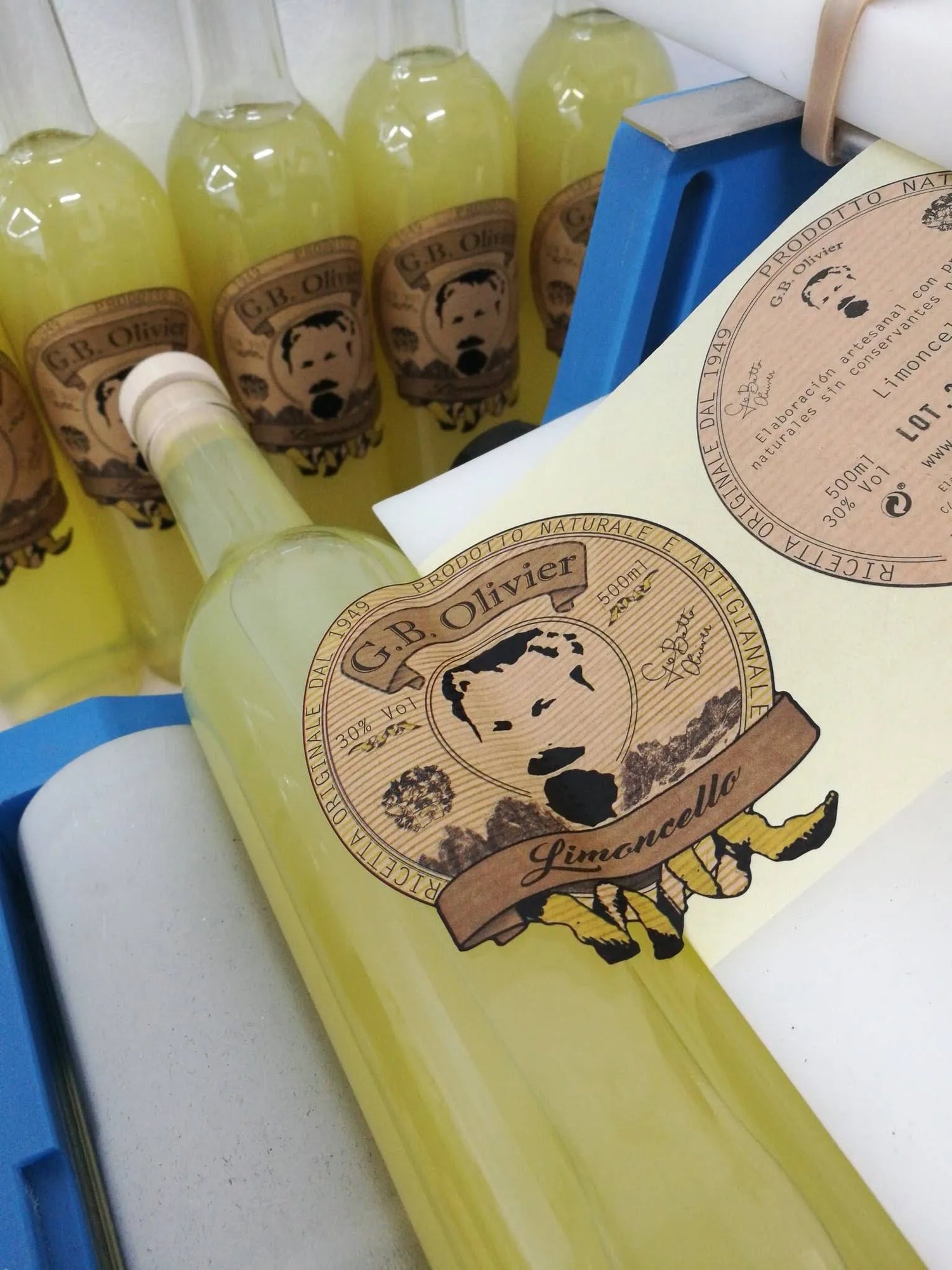 etiquetar botellas limoncello a mano manual una a una artesanal natural premium olivier